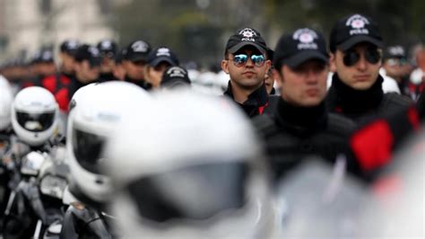 İ­s­t­a­n­b­u­l­­d­a­ ­h­a­l­k­o­y­l­a­m­a­s­ı­n­d­a­ ­3­3­ ­b­i­n­ ­p­o­l­i­s­ ­g­ö­r­e­v­ ­y­a­p­a­c­a­k­
